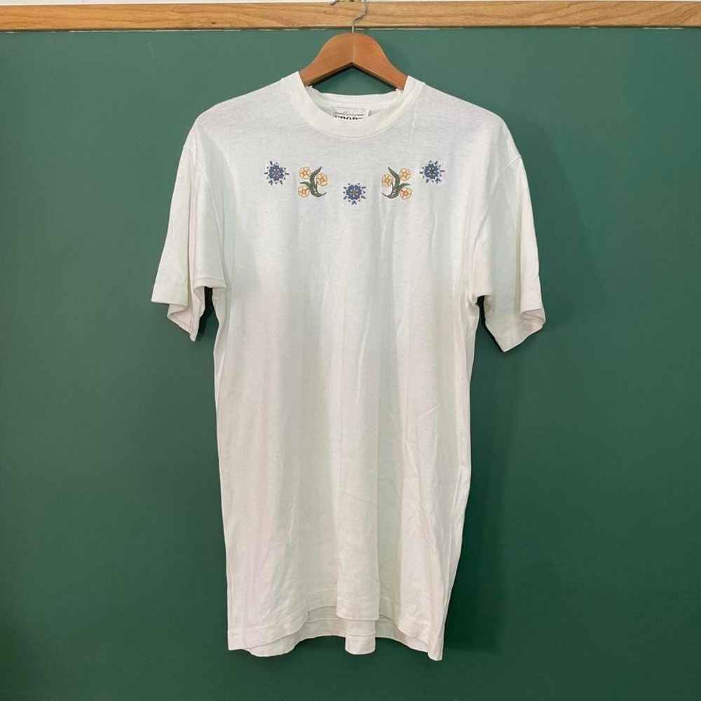 Vintage 80s embroidered floral tee